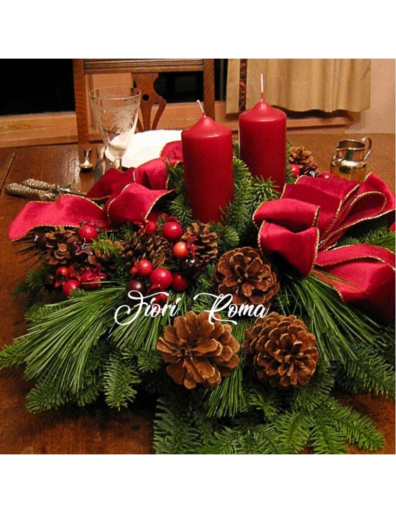 Centrotavola per Natale a Roma. Decorato con Fiocchi rossi, due grosse candele rosse, peperoncini rossi e abete naturale.