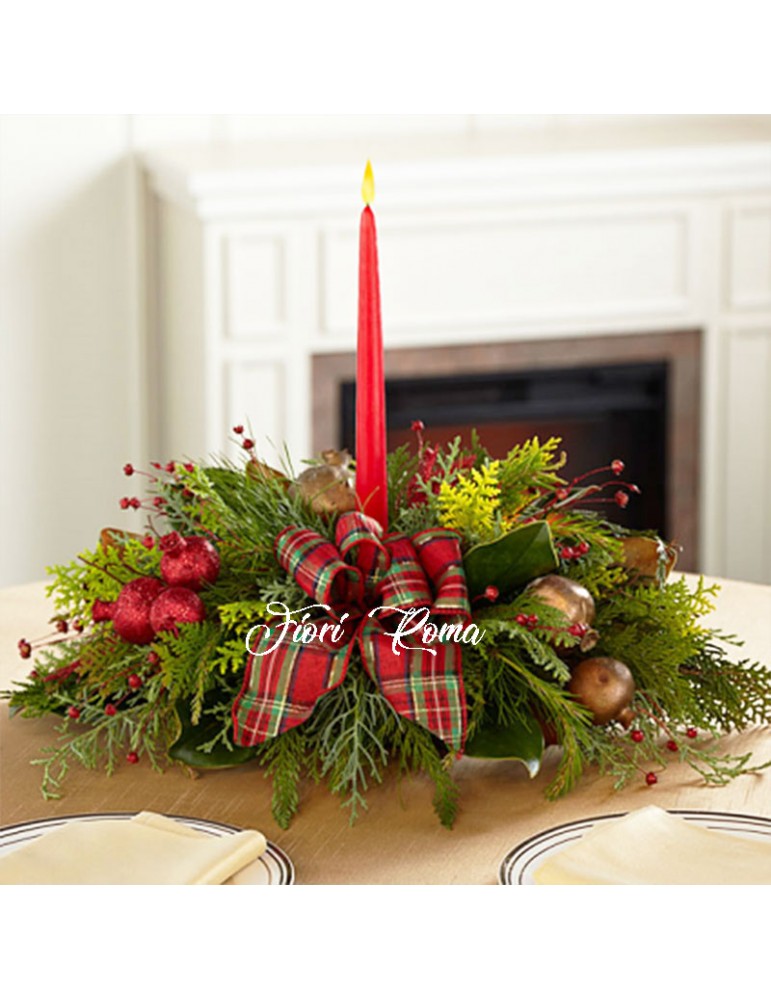 Centrotavola natalizio tradizionale. Rosso e verde con abete verde,decori,candela rossa e fiocco